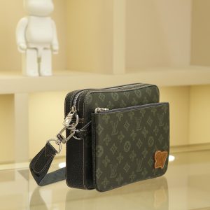 Alternative view of Men's Three-Piece Set Series Pochette Trio Messenger Bag Collection The Pochette Men's Three-in-One Handbag is crafted from two classic canvas fabrics. Its signature tonal gray pattern accentuates the lines of this versatile patchwork design. Beyond serving as a traditional crossbody bag, it includes a detachable zippered pouch and a coin purse attached to the shoulder strap. Size: 25x18x4cm